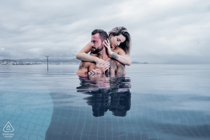 Florianopolis Vor-Ort-Portrait-E-Shooting eines Paares, das ins Wasser getaucht ist