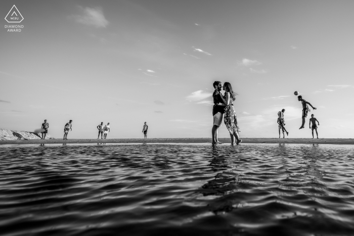 Maceió on-site portrait e-shoot - Podczas próby zauważyliśmy grupę młodych ludzi bawiących się na plaży grających w piłkę nożną i wkrótce pojawił się pomysł... Zobaczyłem, że jesteśmy fanatykami tego sportu"