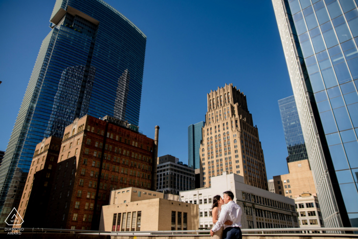 E-shoot de retrato en el lugar del centro de Houston entre los edificios altos