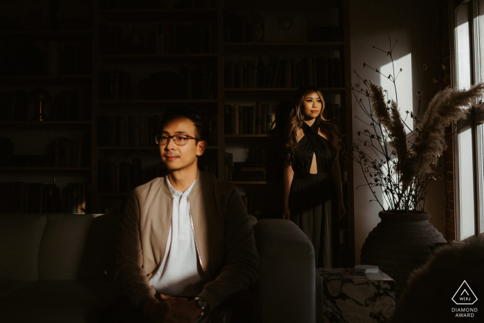 Portrait électronique sur site de Los Angeles - un couple sous la belle lumière lors de cette séance à domicile