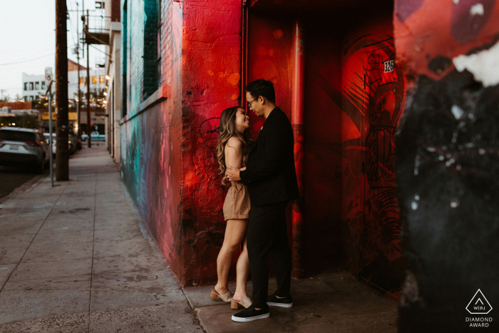 E-Session zum Umweltengagement in Los Angeles mit einem Paar, das es sich im Arts District gemütlich macht