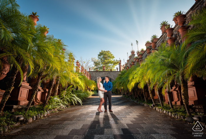 Jaco, Costa Rica portrait sur place e-shoot d'un couple à l'entrée principale du Palais Zephyr à l'hôtel Villa Caletas