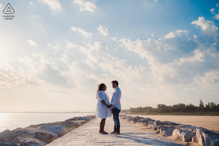 Punta Sabbioni, Cavallino-Treporti, Venedig, Italien E-Session zum Umweltengagement mit erstaunlichem Licht und der Wind hat den Sand aufgewirbelt