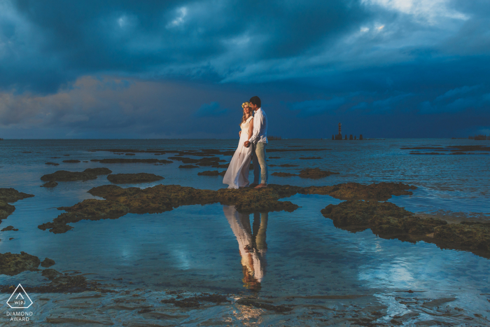 Sesión electrónica de retratos de Maceió, Brasil con la pareja al amanecer, pero en un día nublado