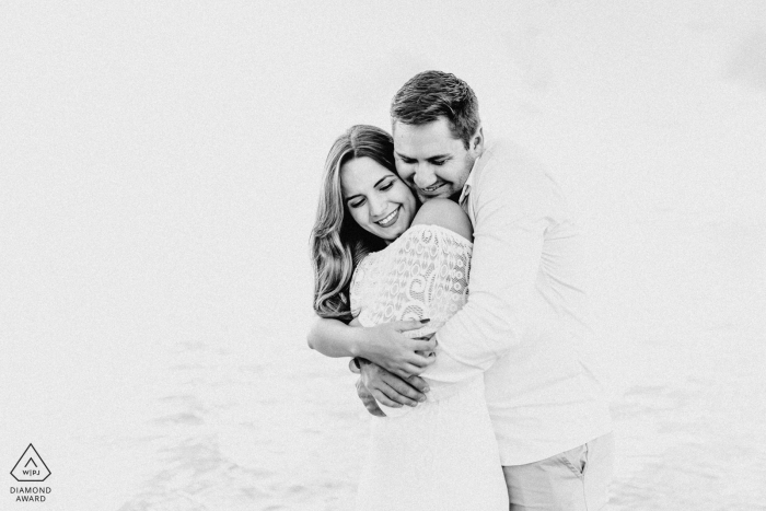 Maceió, Brasilien E-Session zum Umweltengagement in Schwarzweiß mit einer herzlichen Umarmung am Strand