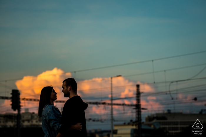 Sesión electrónica de retratos de Brno durante la noche en la estación de tren