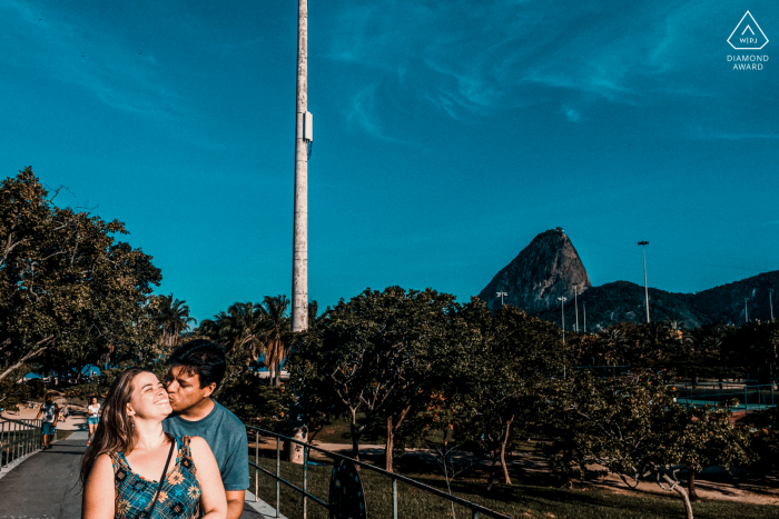 Sesión de retrato de compromiso de amor verdadero en Río de Janeiro que muestra a una pareja que siente que la ciudad sigue siendo hermosa