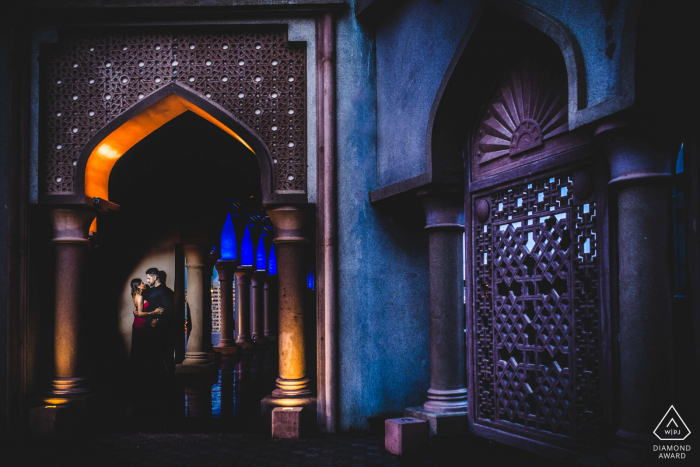 True Love Engagement Posed Portrait à Muscat capturant un couple jouant avec la lumière et l'amour