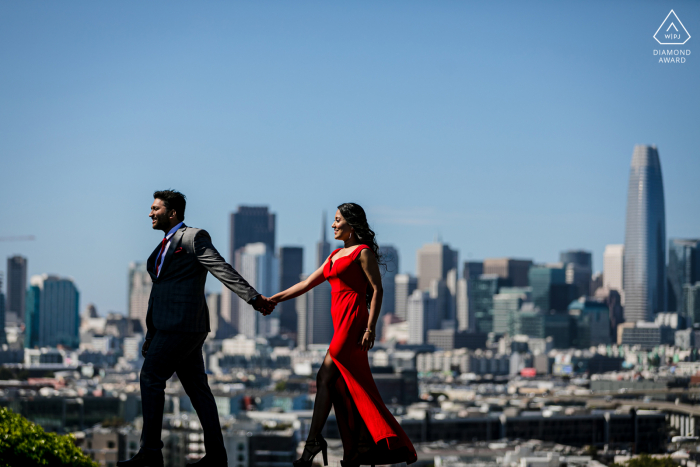 CA True Love pré-casamento Photoshoot em Potrero Hill em San Francisco de um casal com uma senhora em vermelho intenso