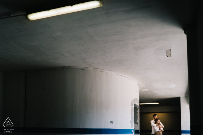 True Love Engagement Portrait Session a Napoli che mostra una coppia in un parcheggio urbano in cemento parking