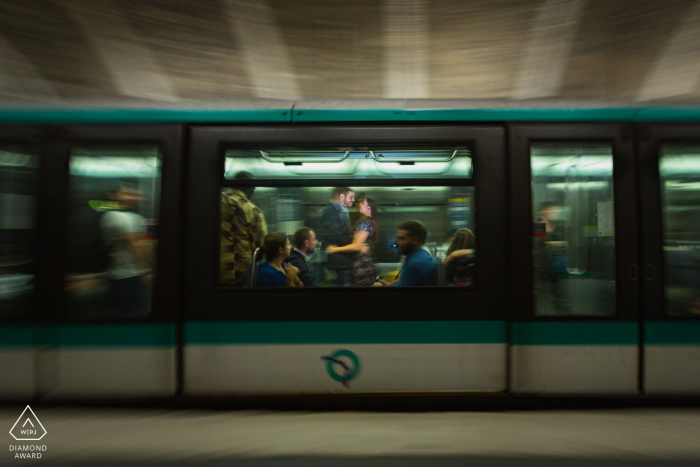 Sesión de retrato de amor verdadero antes de la boda en París que ilustra a una pareja en un entorno de metro urbano