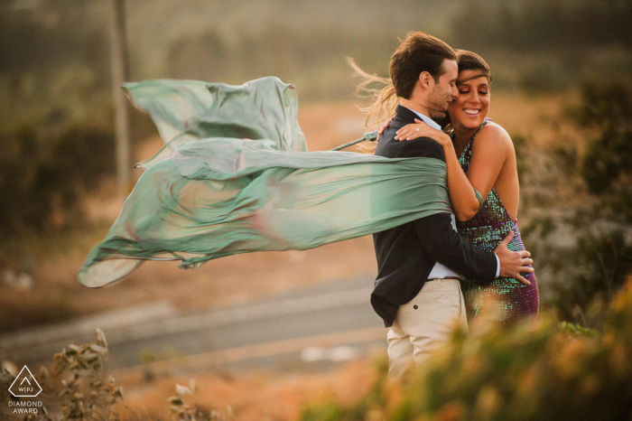 Sesión de fotos previa a la boda de True Love en El Valle en Panamá de una pareja abrazándose en una ráfaga de viento