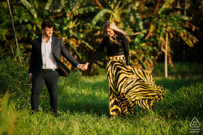 Séance photo de fiançailles True Love à Panama City montrant un couple marchant main dans la main dans la jungle