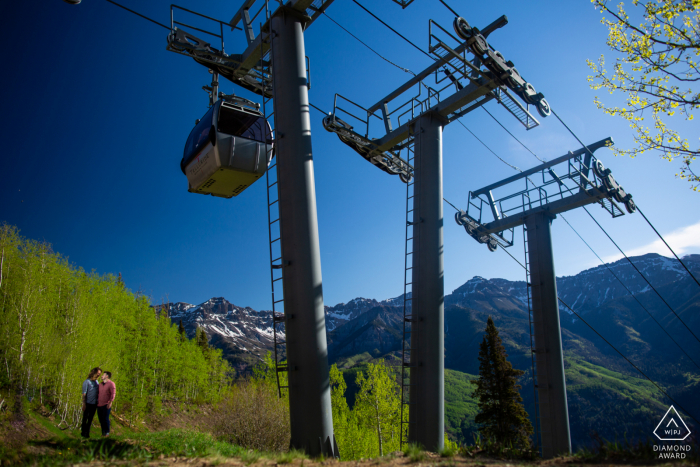 Przedślubna sesja portretowa Colorado True Love w Telluride pokazująca parę spacerującą pod gondolą Telluride