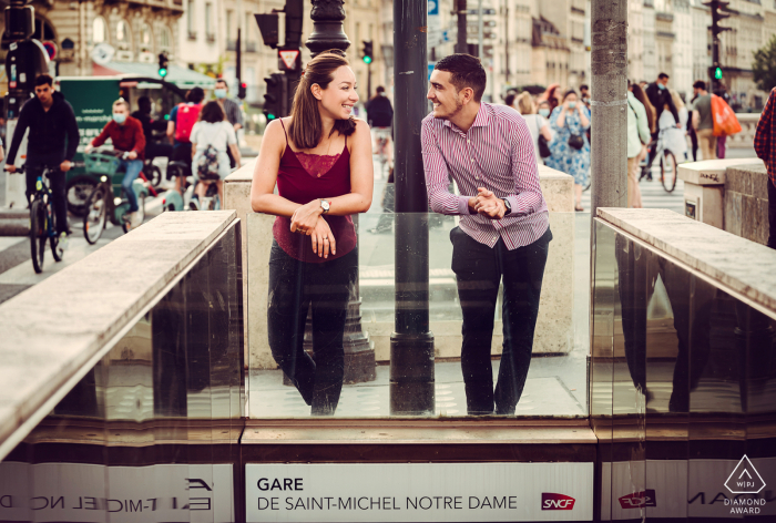 Sessão de retratos pré-casamento True Love em Paris mostrando um casal nas ruas da França