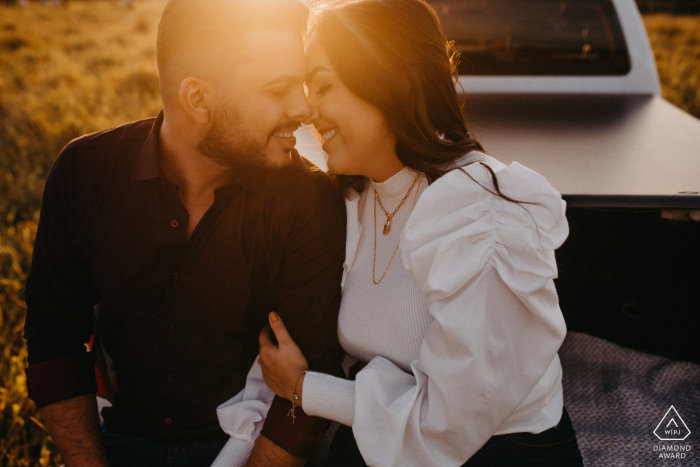 Séance photo de fiançailles True Love à Assis Chateaubriand montrant un couple de relations publiques se prélassant au soleil qui se réchauffe