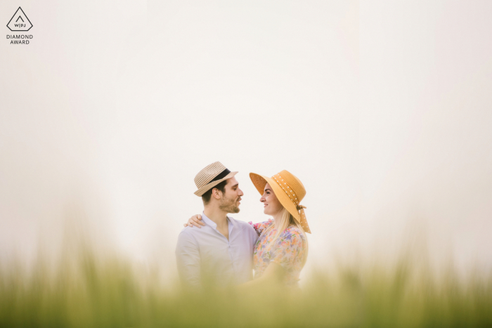 Sessione di ritratti pre-matrimonio True Love nelle Crete Senesi che cattura una coppia che si gode la campagna toscana