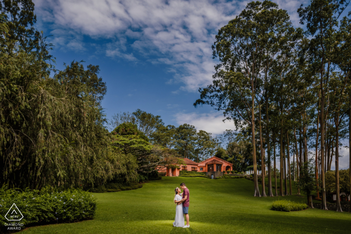 Sesión de retrato de amor verdadero antes de la boda en la Hacienda Montemar en Carrizal Alajuela, Costa Rica ilustrando a una pareja de fondo con todos sus hermosos paisajes