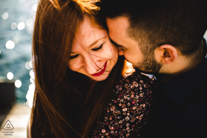 True Love Engagement Picture Session am Lago D'Orta zeigt ein Paar, das eine intime Minute zusammen hat