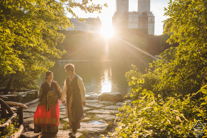 Sessão de retratos pré-casamento de True Love no Central Park, capturando um casal vestindo roupas tradicionais coreanas