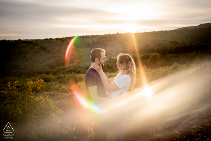 Sessione di ritratti pre-matrimonio di True Love a Marsiglia che illustra una coppia in un'immagine artistica al tramonto