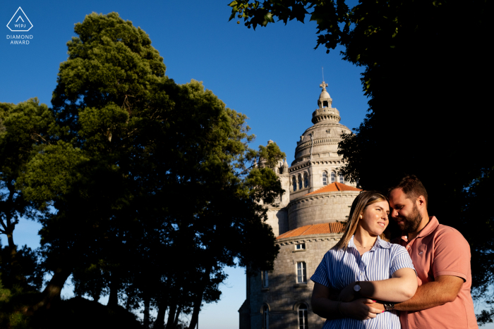 Séance de portraits de fiançailles True Love à Santuário de Santa Luzia affichant un couple avec la lumière du coucher du soleil