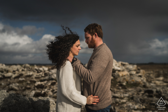 Sesión de fotos previa a la boda de amor verdadero en Crozon de una pareja disfrutando de las vistas de Francia