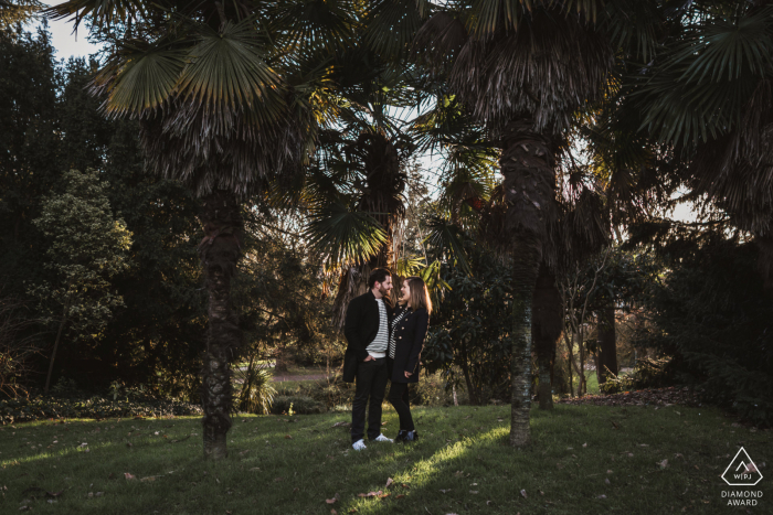 Sessione fotografica di fidanzamento di True Love a Rennes che mostra una coppia che si gode la luce soffusa in giardino