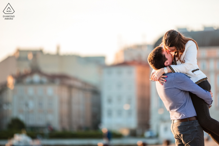 True Love Pre-Wedding-Porträtsitzung in Triest, die ein Paar zeigt, das sich bei Sonnenaufgang umarmt