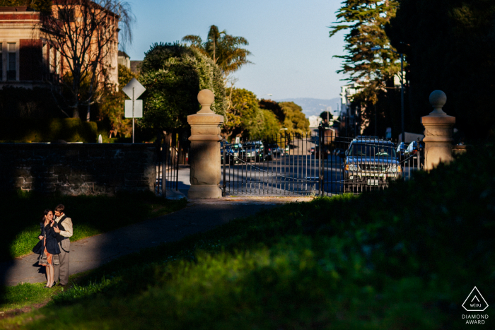 Séance de portraits avant le mariage True Love à San Francisco montrant les amoureux sous les projecteurs du soleil de l'après-midi