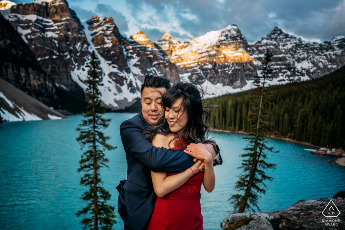 Portret zaręczynowy „Prawdziwa miłość” w Moraine Lake, Alberta, na którym uwiecznia parę, która właśnie się zaręczyła