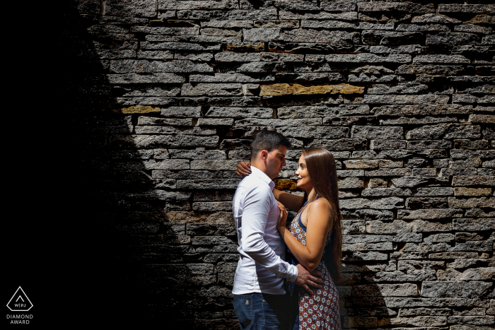 Juiz de Fora couple e-shoot in Minas Gerais in the sunshine with shadows by the stone wall