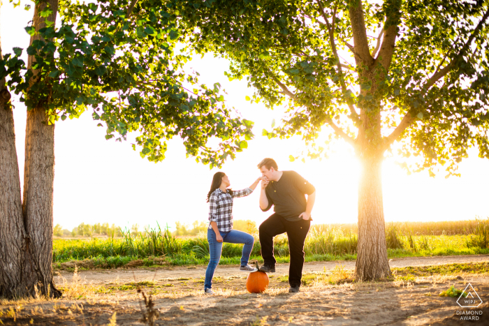 Longmont, Colorado, Paar-E-Session eines Gentleman, der seinem Verlobten einen romantischen Kuss auf die Hand gibt