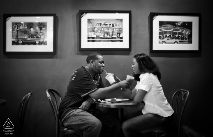 Casal de San Francisco Coffee e Atlanta compartilhando bebidas em uma cafeteria