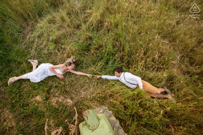 Marciac, France couple e-session of the engaged stretched out to connect 