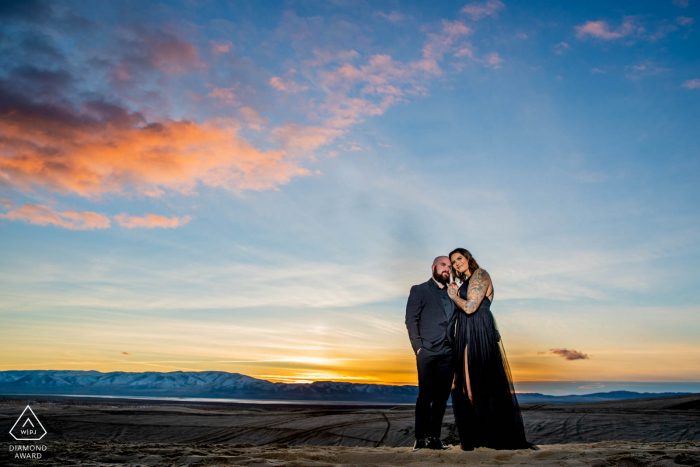 Sand Mountain, NV couple e-session au coucher du soleil avec un flash hors caméra