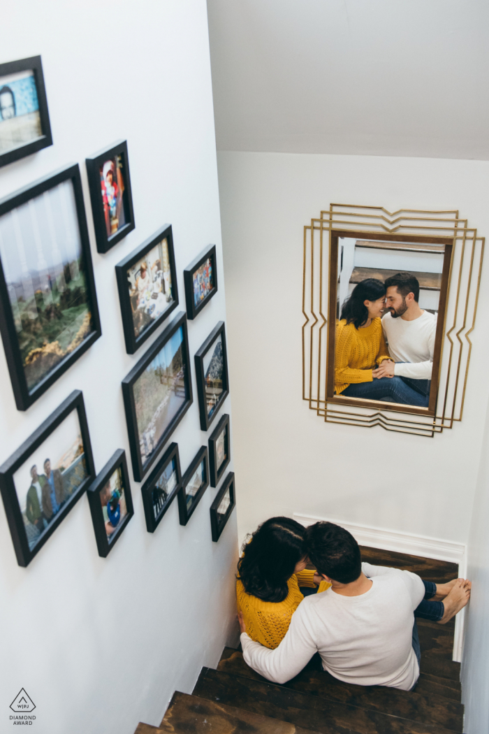 Chicago, IL couple e-session pendant qu'ils se blottissent dans leur maison