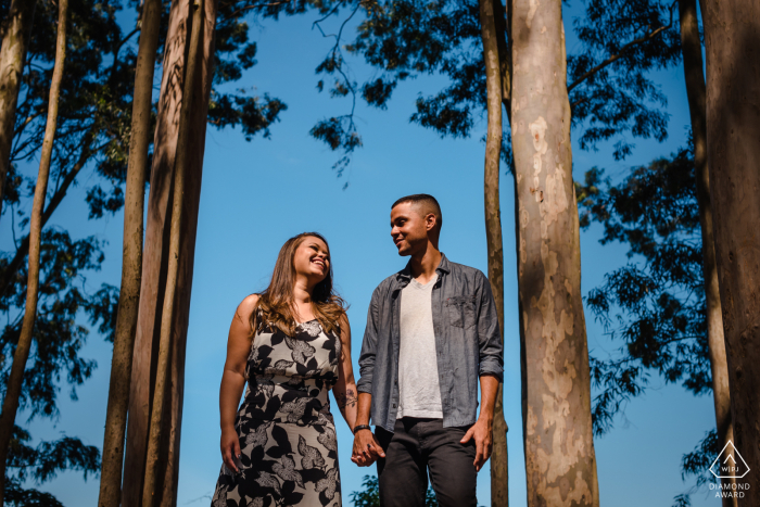 Niterói couple e-session at the Parque da Cidade having fun in the woods