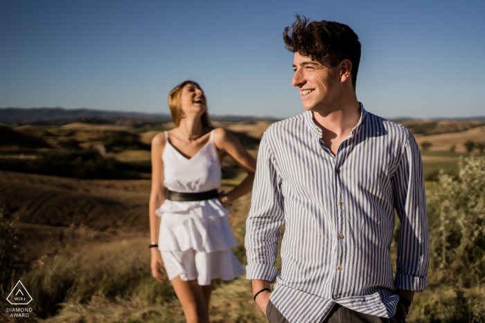 Sesión electrónica para parejas de Crete Senesi en Siena - Sesión de retratos de Toscana en el campo mágico