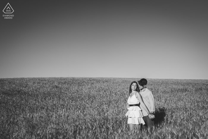 Sesión electrónica de pareja en Siena y Toscana durante una sesión de BW en los campos de Crete Senesi