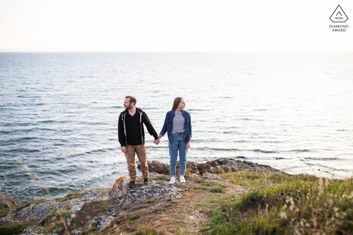 Saint Gildas de Rhuys couple e-session in Brittany holding hands at the seaside