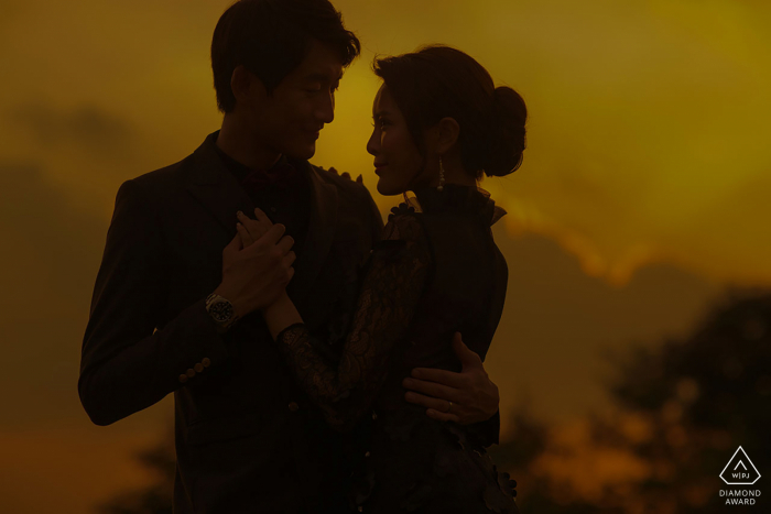 Shenzhen, China e-shoot de pareja al atardecer en tonos cálidos con una silueta