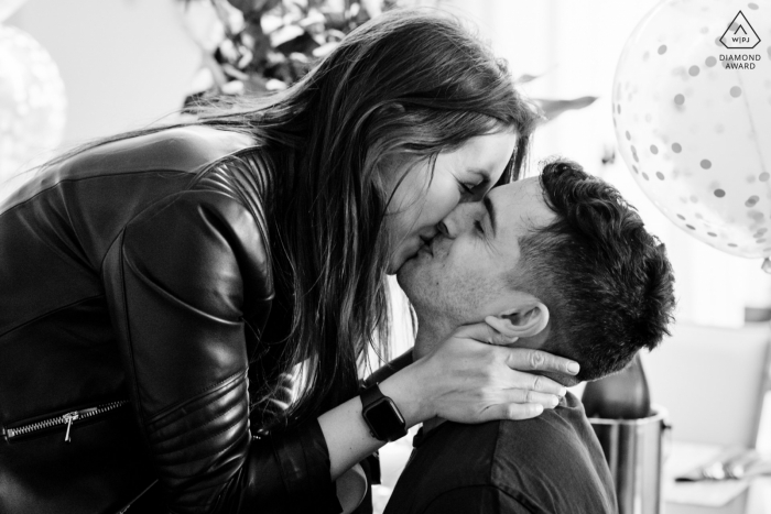 Casal de Quebec e-shoot em Montreal se beijando após pedido de casamento