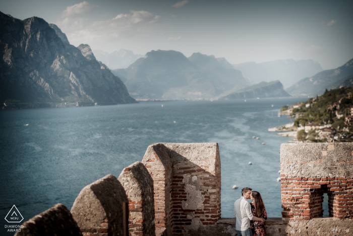 Schloss Malcesine E-Session für Paare am Gardasee, Hoch über dem Wasser mit dem Paar, das sich auf den Schlossmauern küsst