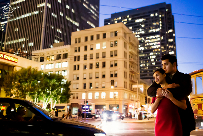 E-shoot de pareja de San Francisco en las concurridas calles de SF CA al anochecer