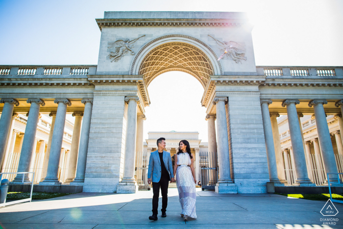 Sesión electrónica de amantes de San Francisco con una pareja brillante a través de la puerta