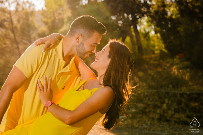 Embalse del Guadalmena e-session de pareja en Jaén, España, bajo el sol de la tarde en los árboles