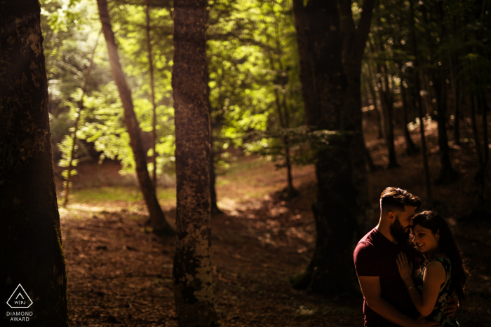 Séance de portrait de fiançailles de couple de Monte Livata dans les bois avec le brouillard