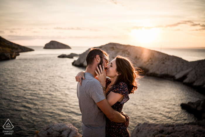 Un couple marseillais e-shoot en France avec un baiser romantique à l'heure d'or