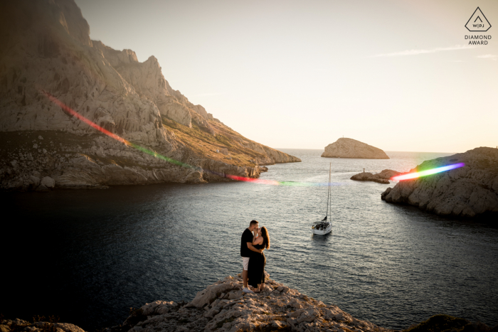 E-shoot couple marseillais à l'heure d'or en bord de mer